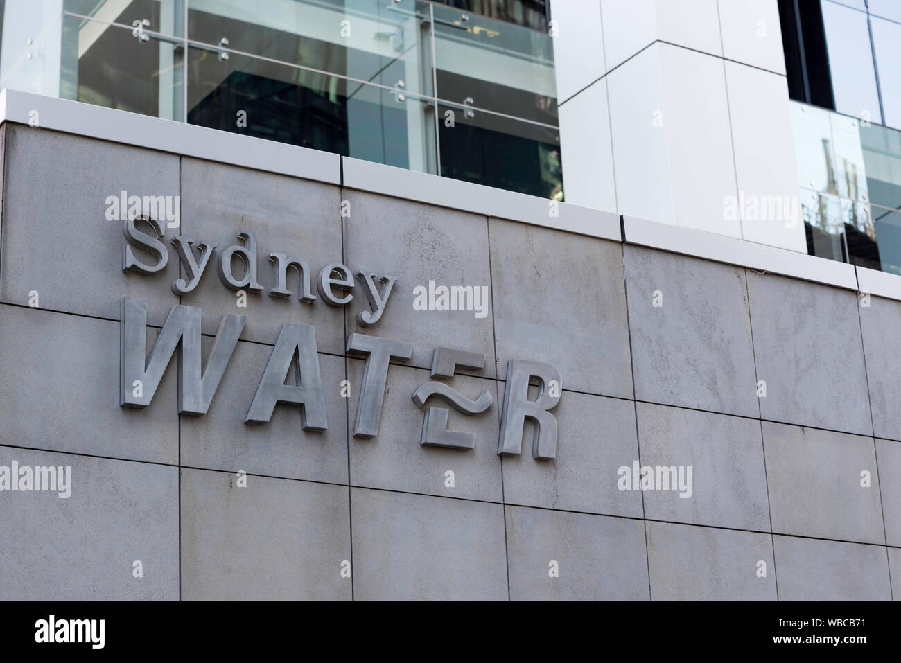 Il logo Sydney Water sul lato di un edificio nella città occidentale di Sydney di Parramatta, Australia Foto Stock