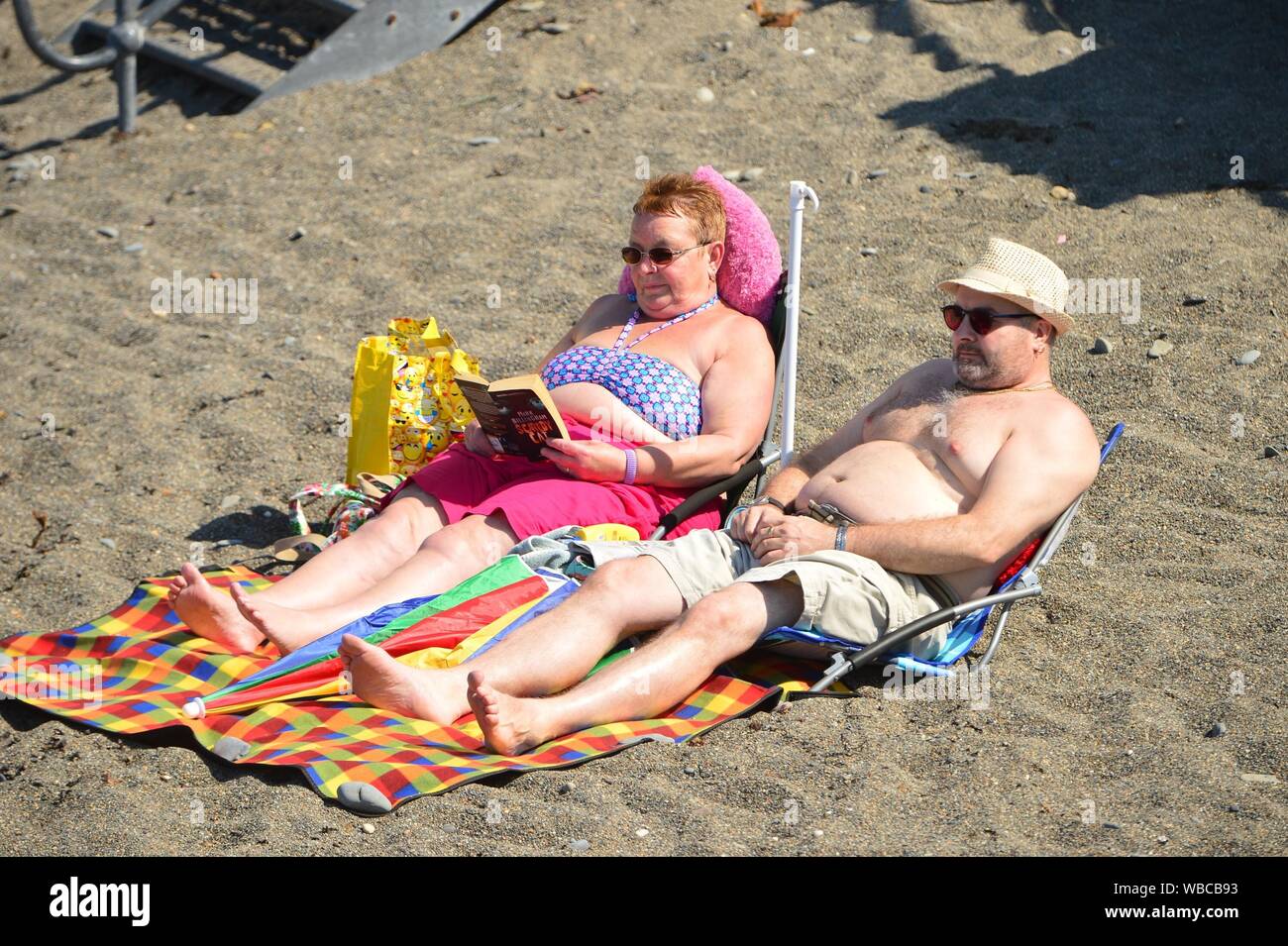 Aberystwyth, UK. Il 26 agosto 2019. Meteo REGNO UNITO: per coloro che godono di un altro giorno di caldo sole e cielo azzurro al mare in Aberystwyth in agosto lunedì festivo. Photo credit Keith Morris / Alamy Live News Foto Stock