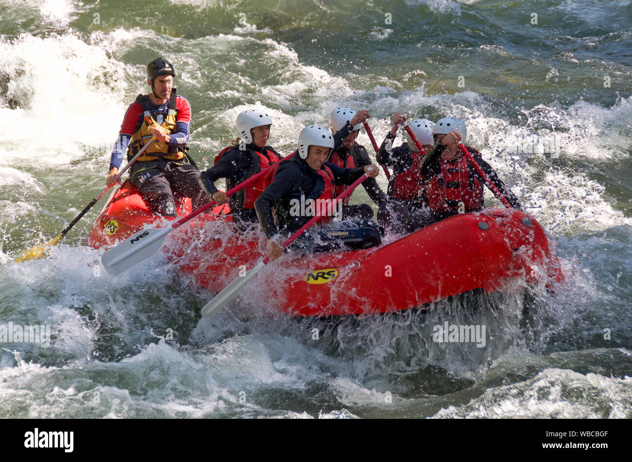 I turisti provare il rafting delle acque bianche sul Noguera Pallaresa Foto Stock