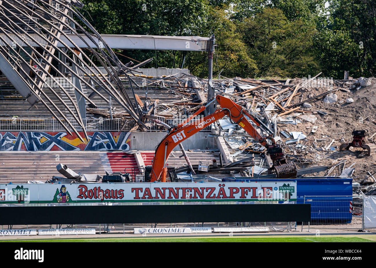 Karlsruhe, Deutschland. 26 Ago, 2019. La ricostruzione della tribuna della costruzione del versus dritto. GES/calcio/Seconda Bundesliga: demolizione delle tribune rispetto alla retta in Wildparkstadion, 26.08.2019 | Utilizzo di credito in tutto il mondo: dpa/Alamy Live News Foto Stock