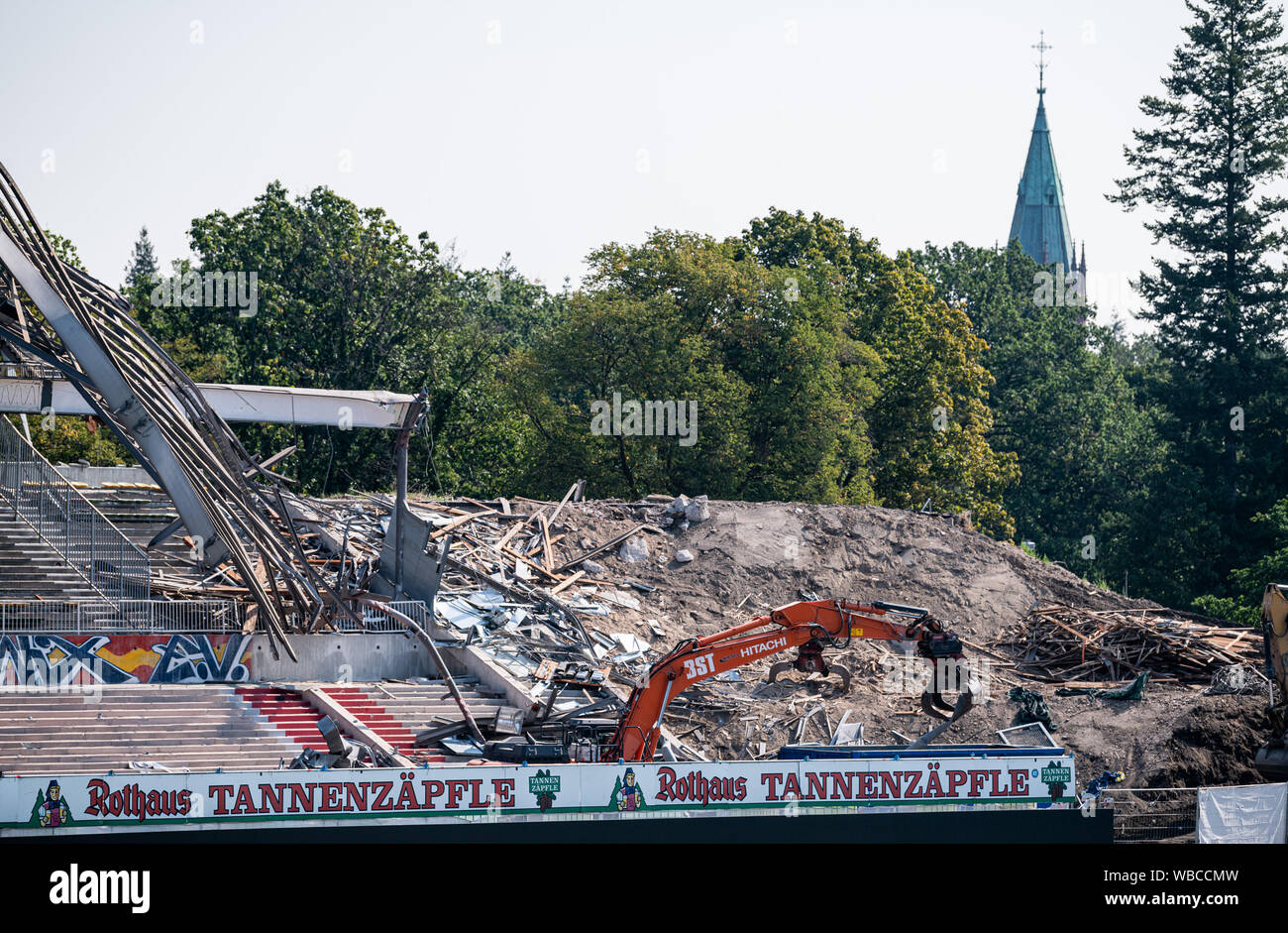 Karlsruhe, Deutschland. 26 Ago, 2019. La ricostruzione della tribuna della costruzione del versus dritto. GES/calcio/Seconda Bundesliga: demolizione delle tribune rispetto alla retta in Wildparkstadion, 26.08.2019 | Utilizzo di credito in tutto il mondo: dpa/Alamy Live News Foto Stock