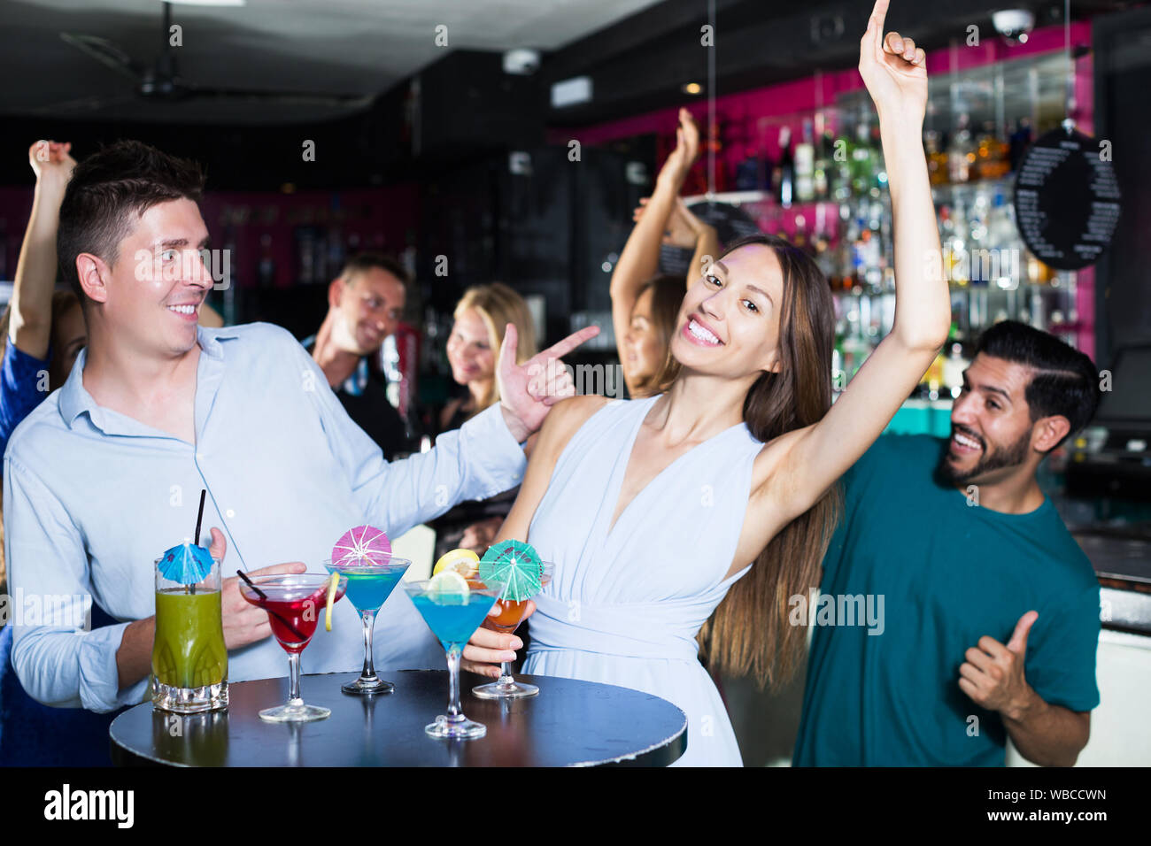 Giovane donna con uomo felice si divertono in discoteca. Foto Stock