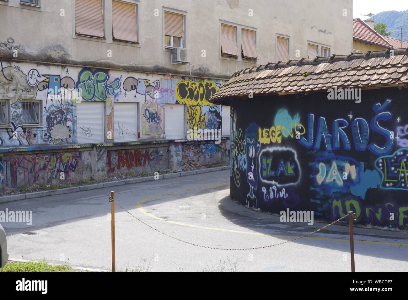 Back Street vicino Slomskov Trg (Slomskov) quadrati riservati per graffiti-kids in Celje. La Slovenia Foto Stock