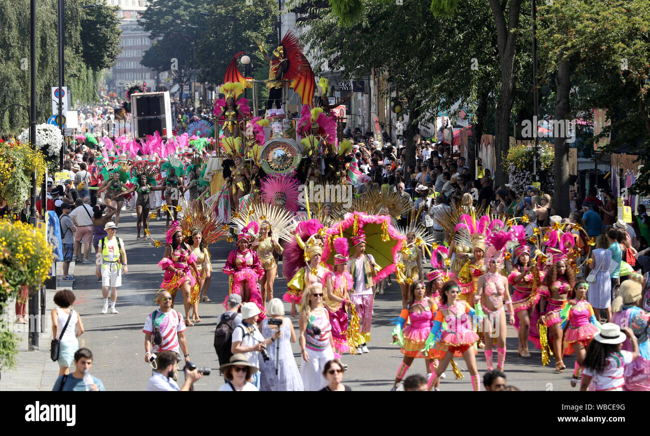 Ballerini eseguono durante il carnevale di Notting Hill a ovest di Londra. Foto Stock