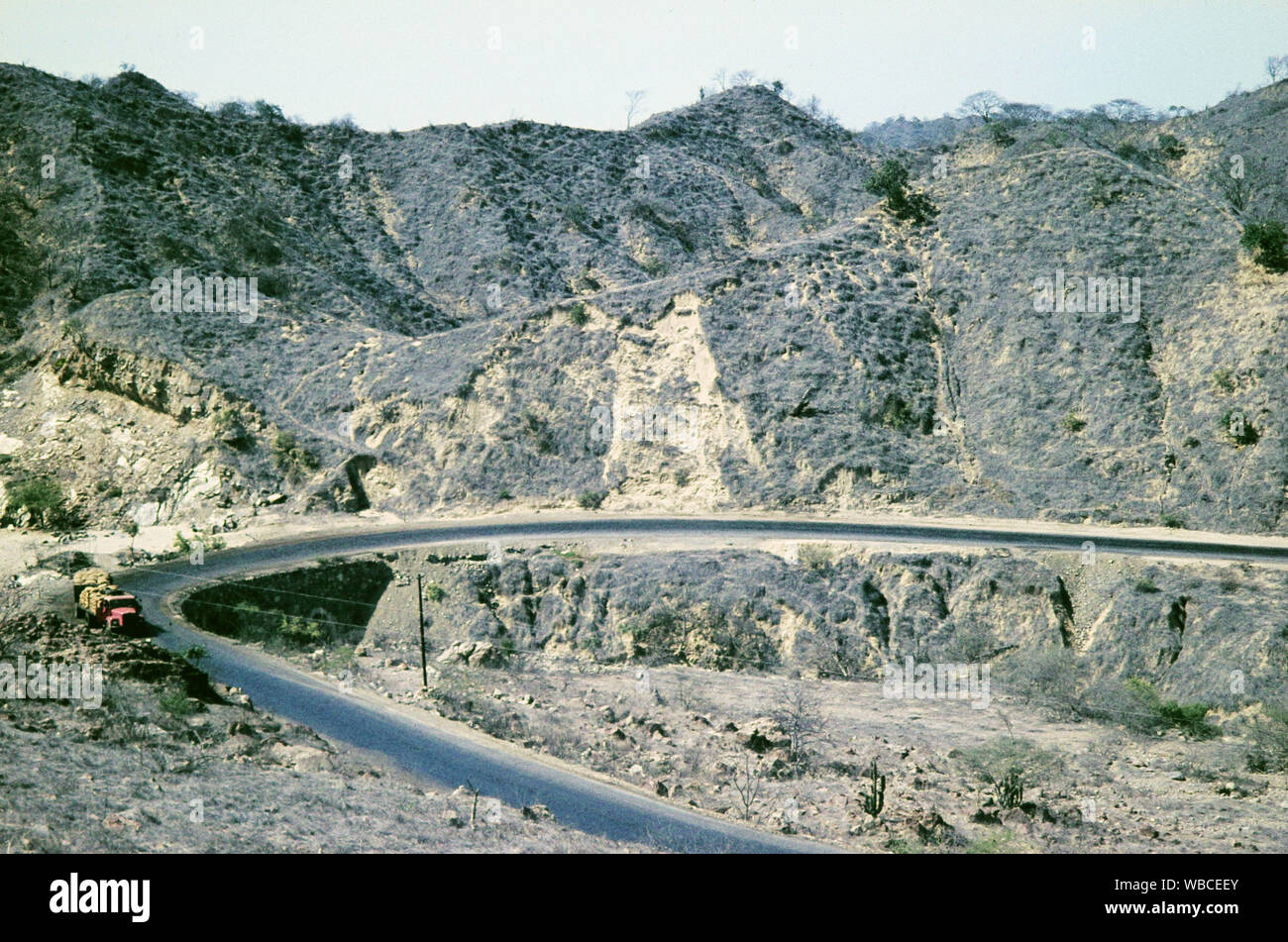 Die Straße von Tumbes nach Piura in Perù, 1960er Jahre. La strada da Tumbes a Piura in Perù, 1960s. Foto Stock