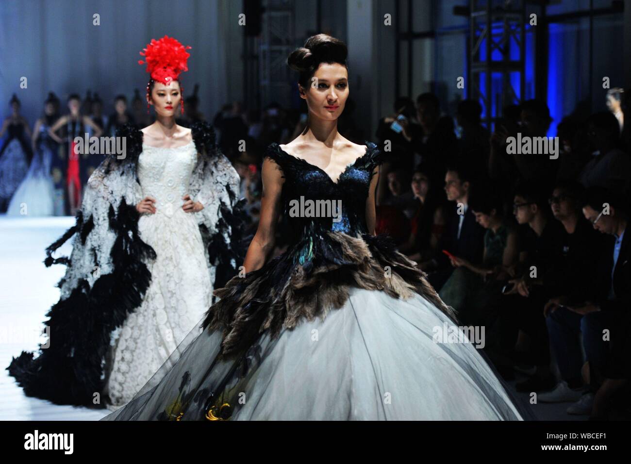 Shandong, Cina. 26 Ago, 2019. Il 25 agosto 2019 Qingdao international film e televisione design week Qingdao abbigliamento - il tema del film ''fashion show" nella costa ovest di Qingdao, città nuova di Shandong mangrove resort world show.cinesi e stranieri modello mostra il film e la televisione funziona ''Zhen Huan biografia'', ''Ruyi Royal amore nel Palazzo'', '"ombra" moda abiti e accessori nell'elemento dalla stilista fashion designer Minzheng Chen Chen Tongxun, Lawrence xu hanno unito le loro forze per creare una meravigliosa li filmato Foto Stock