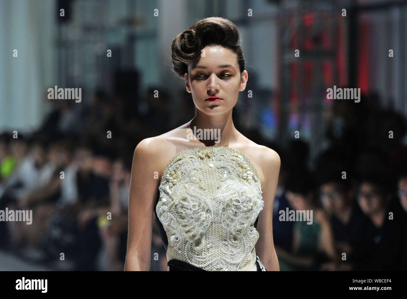 Shandong, Cina. 26 Ago, 2019. Il 25 agosto 2019 Qingdao international film e televisione design week Qingdao abbigliamento - il tema del film ''fashion show" nella costa ovest di Qingdao, città nuova di Shandong mangrove resort world show.cinesi e stranieri modello mostra il film e la televisione funziona ''Zhen Huan biografia'', ''Ruyi Royal amore nel Palazzo'', '"ombra" moda abiti e accessori nell'elemento dalla stilista fashion designer Minzheng Chen Chen Tongxun, Lawrence xu hanno unito le loro forze per creare una meravigliosa li filmato Foto Stock