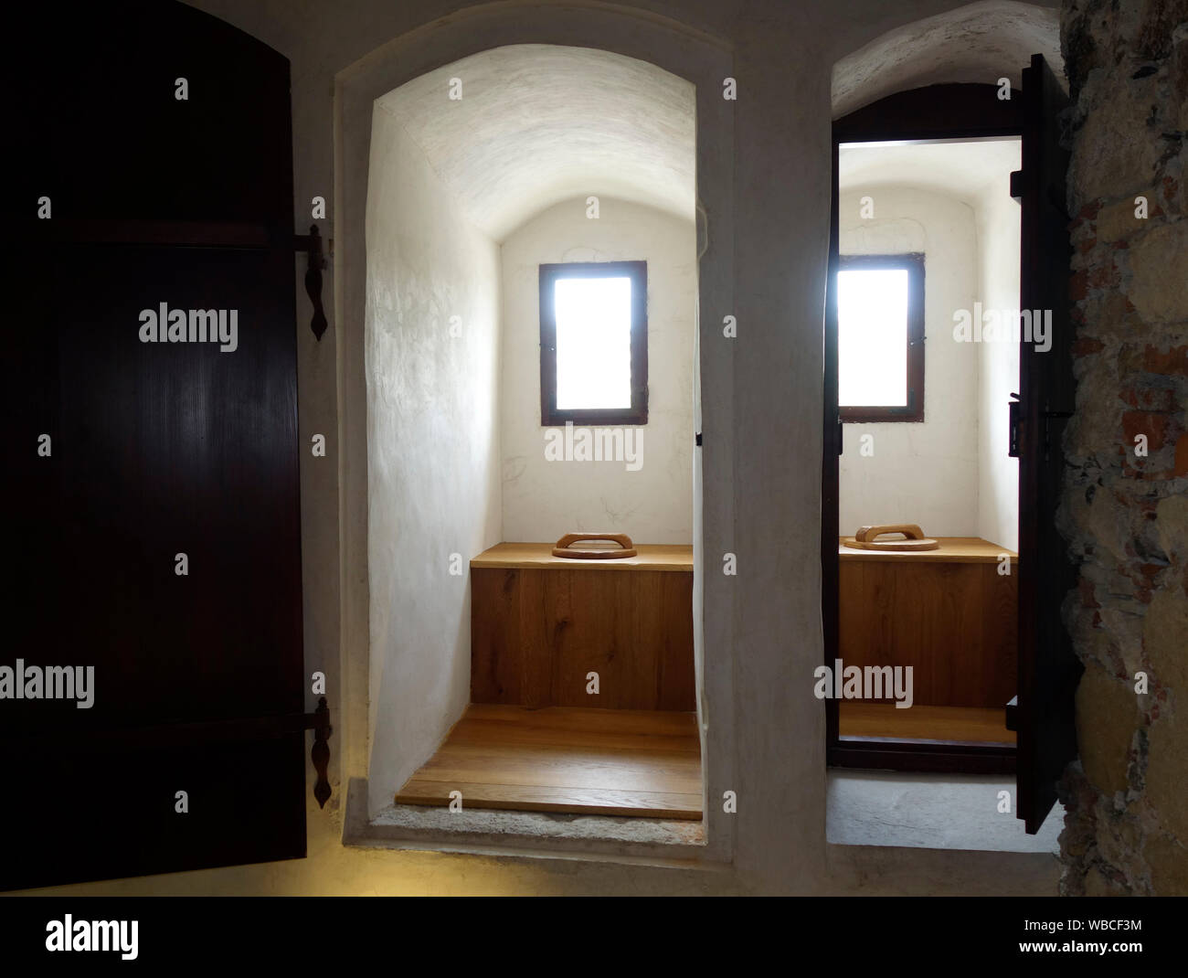 All'interno di una coppia di servizi igienici medievali con windows, privato camere, sedile di gabinetto è costituito da un banco di legno che copre il foro del perno nella muratura. Il Museu Foto Stock