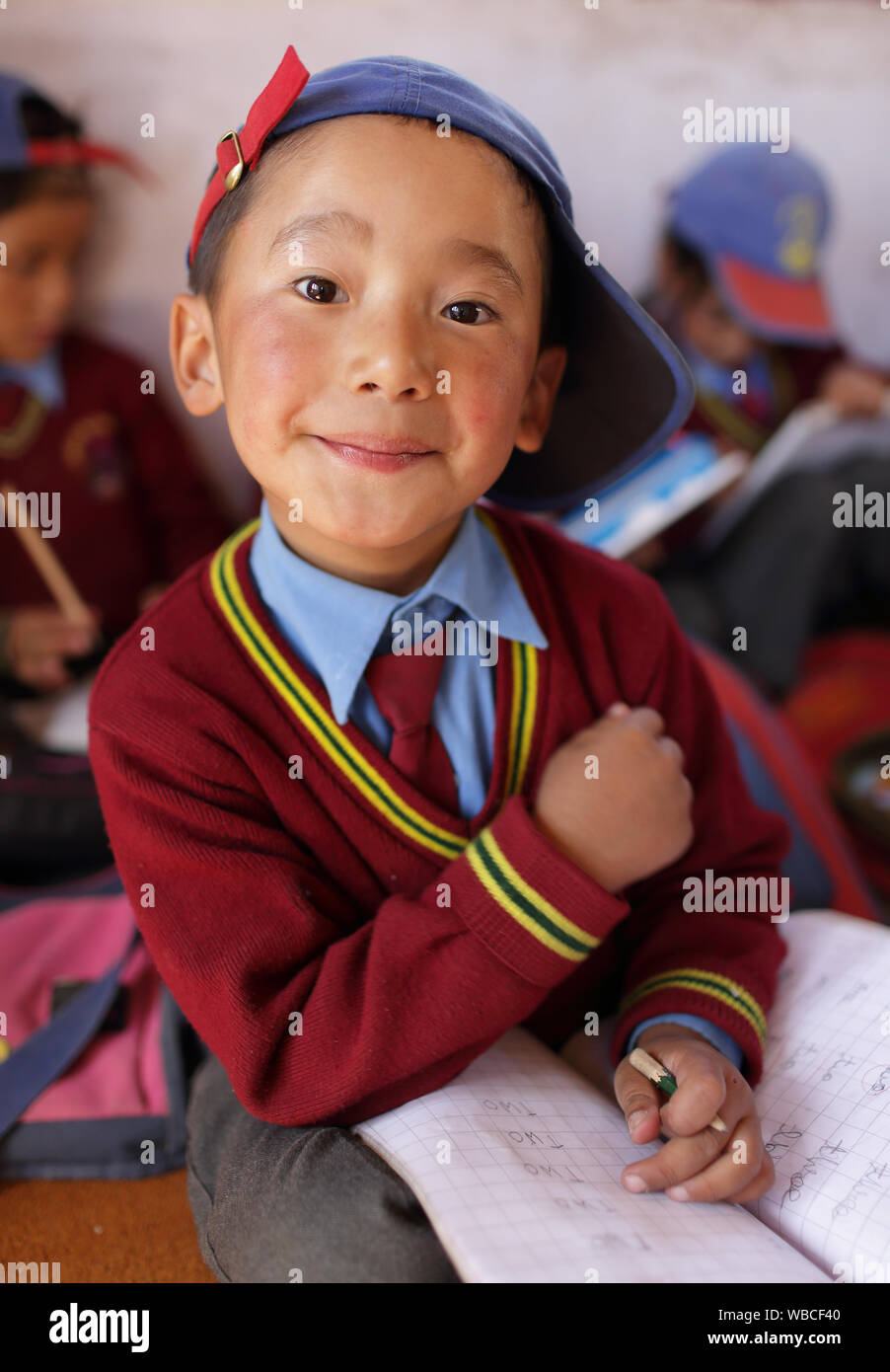 Felice studente in una scuola elementare di Thiksey, Ladakh Foto Stock