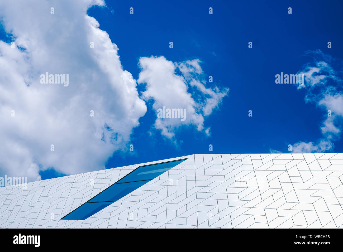 Edificio con le nuvole e il cielo Foto Stock