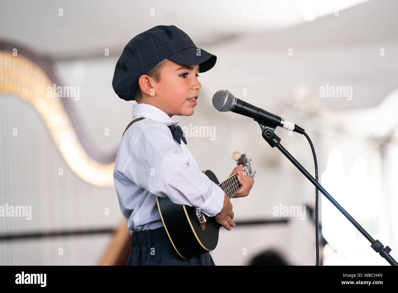 Orange County, Stati Uniti d'America. 25 Ago, 2019. Un ragazzo vestito come Elvis Presley canta al ventesimo festival di Elvis per contrassegnare il XLII anniversario di Elvis Presley's morte nel Garden Grove, California, Stati Uniti, e il agosto 25, 2019. Credito: Qian Weizhong/Xinhua Foto Stock