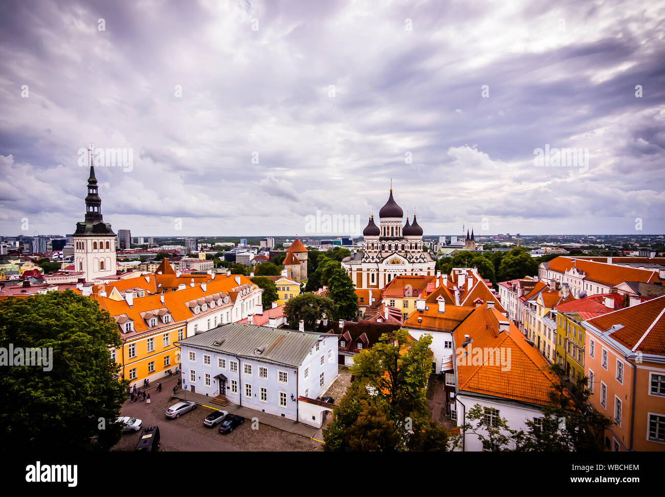 Splendido skyline della città vecchia di Tallinn con la Cattedrale Alexander Nevsky Foto Stock