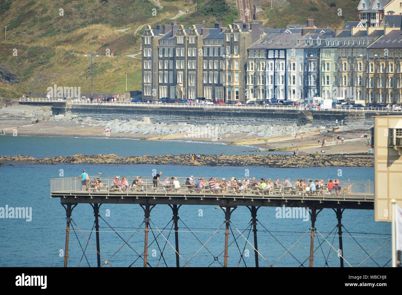 Aberystwyth, UK. Il 26 agosto 2019. Meteo REGNO UNITO: per coloro che godono di un altro giorno di caldo sole e cielo azzurro al mare in Aberystwyth in agosto lunedì festivo. Photo credit Keith Morris / Alamy Live News Foto Stock