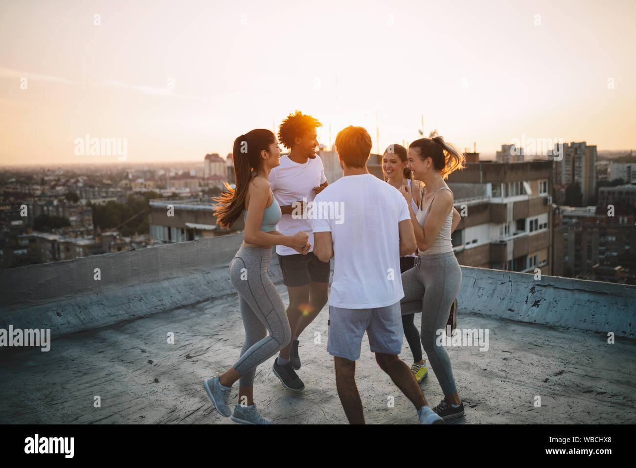 Fitness, sport, di formazione e di uno stile di vita sano concetto - gruppo di felici le persone che esercitano per esterno Foto Stock