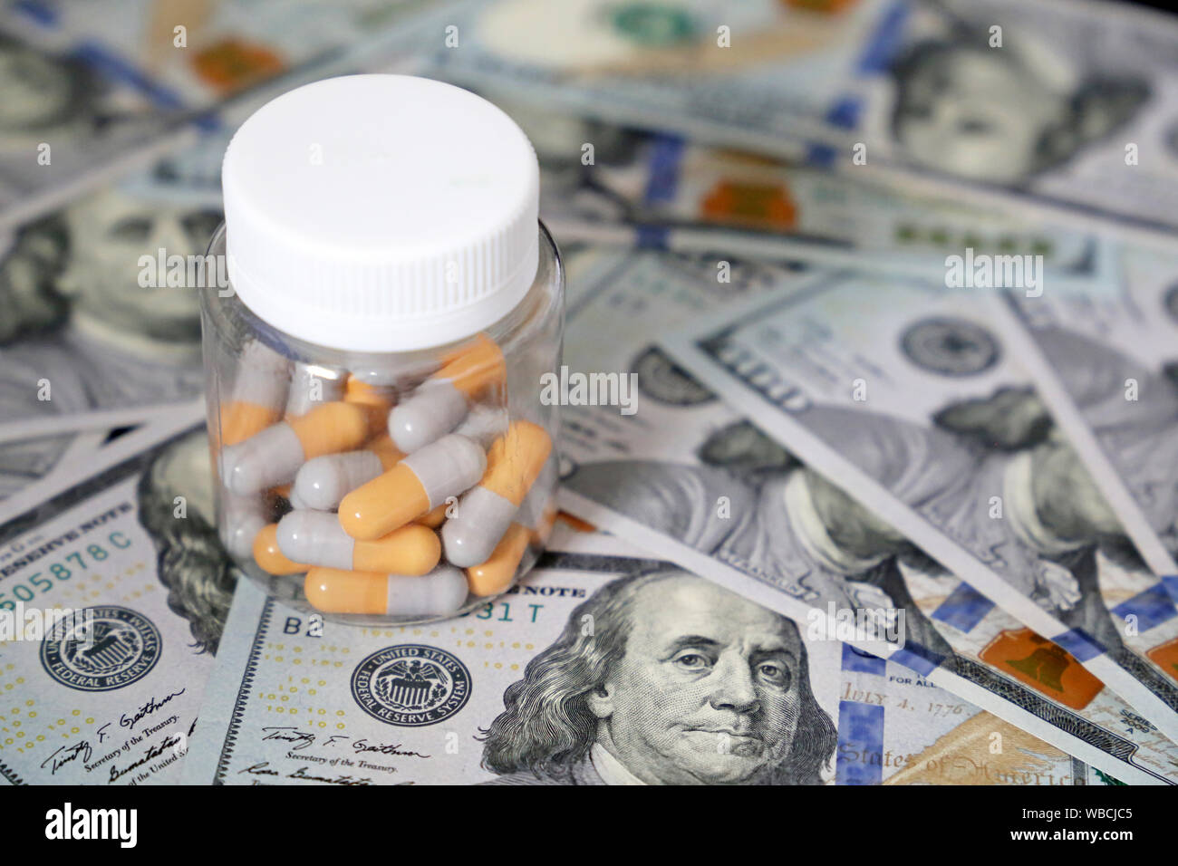 Pillole in una bottiglia in dollari USA le fatture. Concetto di Cura di salute, farmaci in capsule, azienda farmaceutica, i prezzi dei farmaci, farmacia, medicina Foto Stock