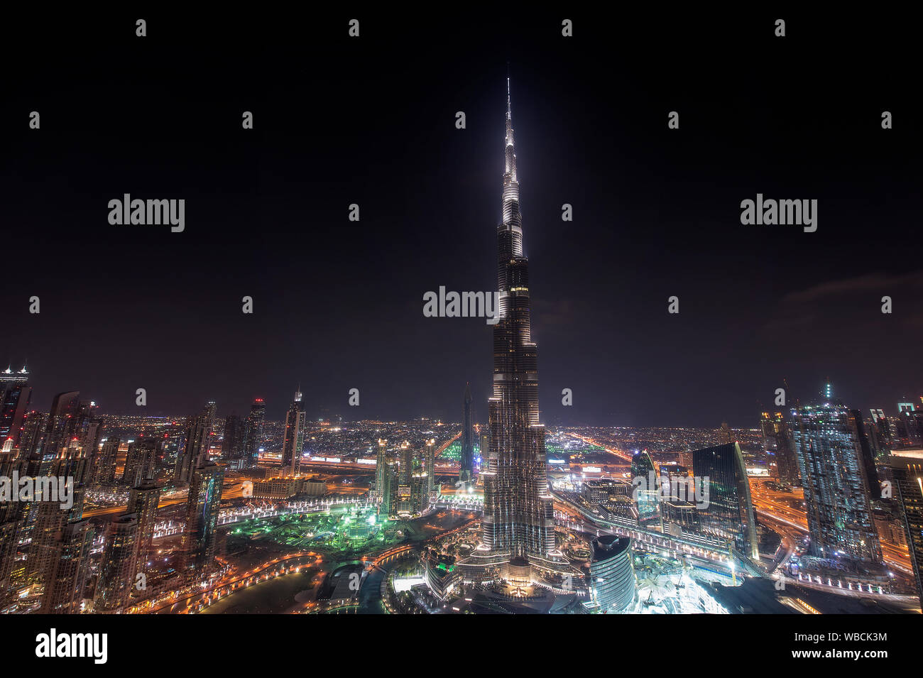 Il Burj Khalifa edificio nella skyline di Dubai di notte Foto Stock