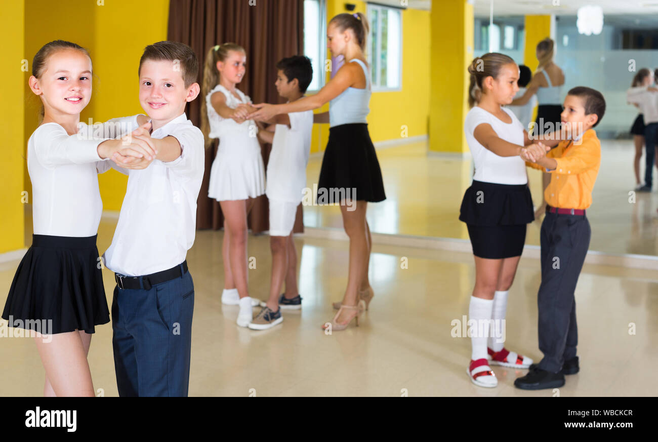 I bambini sono i balli valzer in classe. Foto Stock