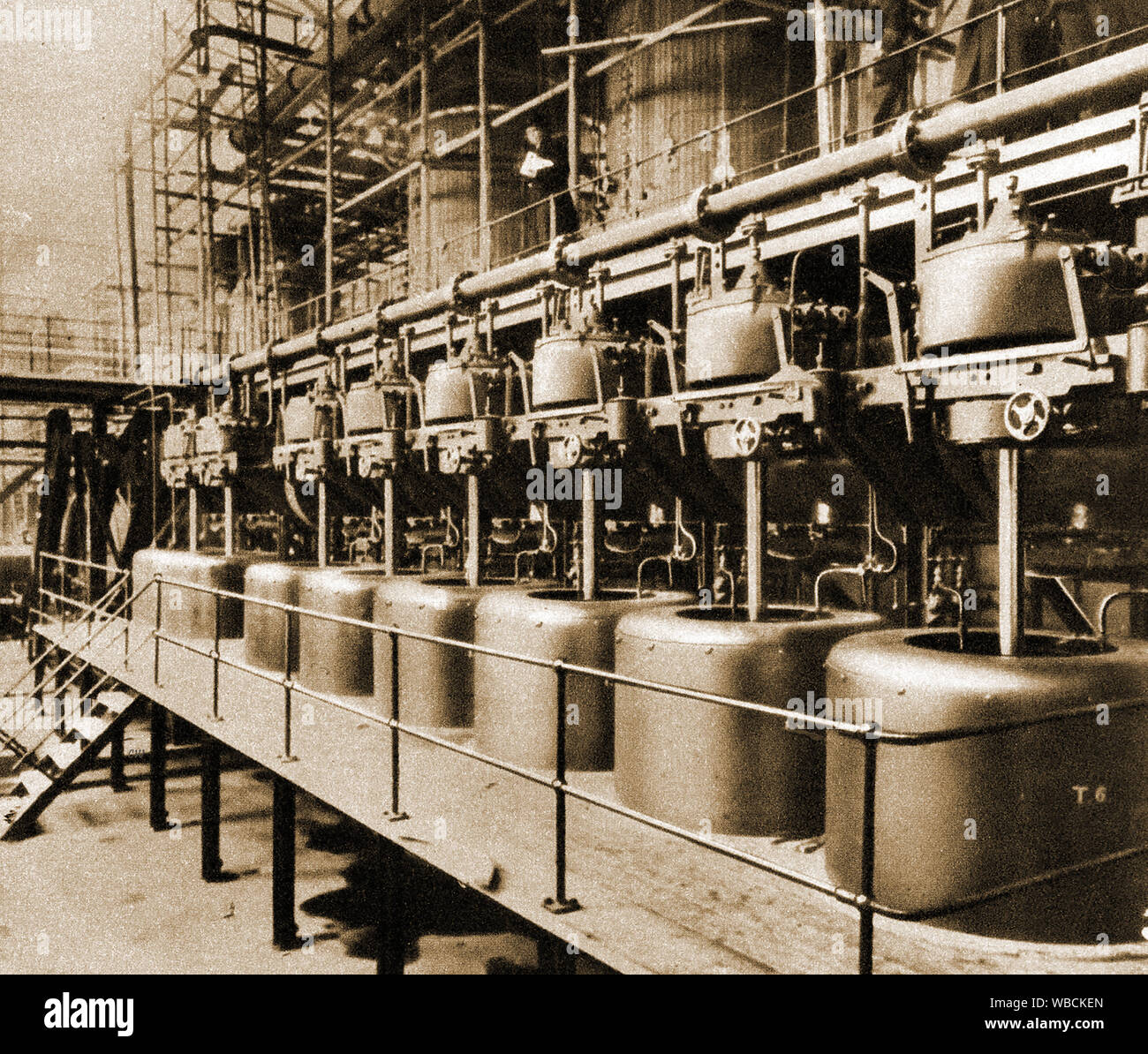 L'inglese di barbabietole da zucchero industria - 1920's premere picture di zucchero turbine utilizzate per separare lo zucchero dal succo.La produzione su larga scala è iniziata dopo la prima guerra mondiale dopo la guerra-tempo di penuria di zucchero di canna importato. Nel 1920 vi erano circa 20 stabilimenti commerciali di trasformazione dello zucchero di barbabietola. Foto Stock