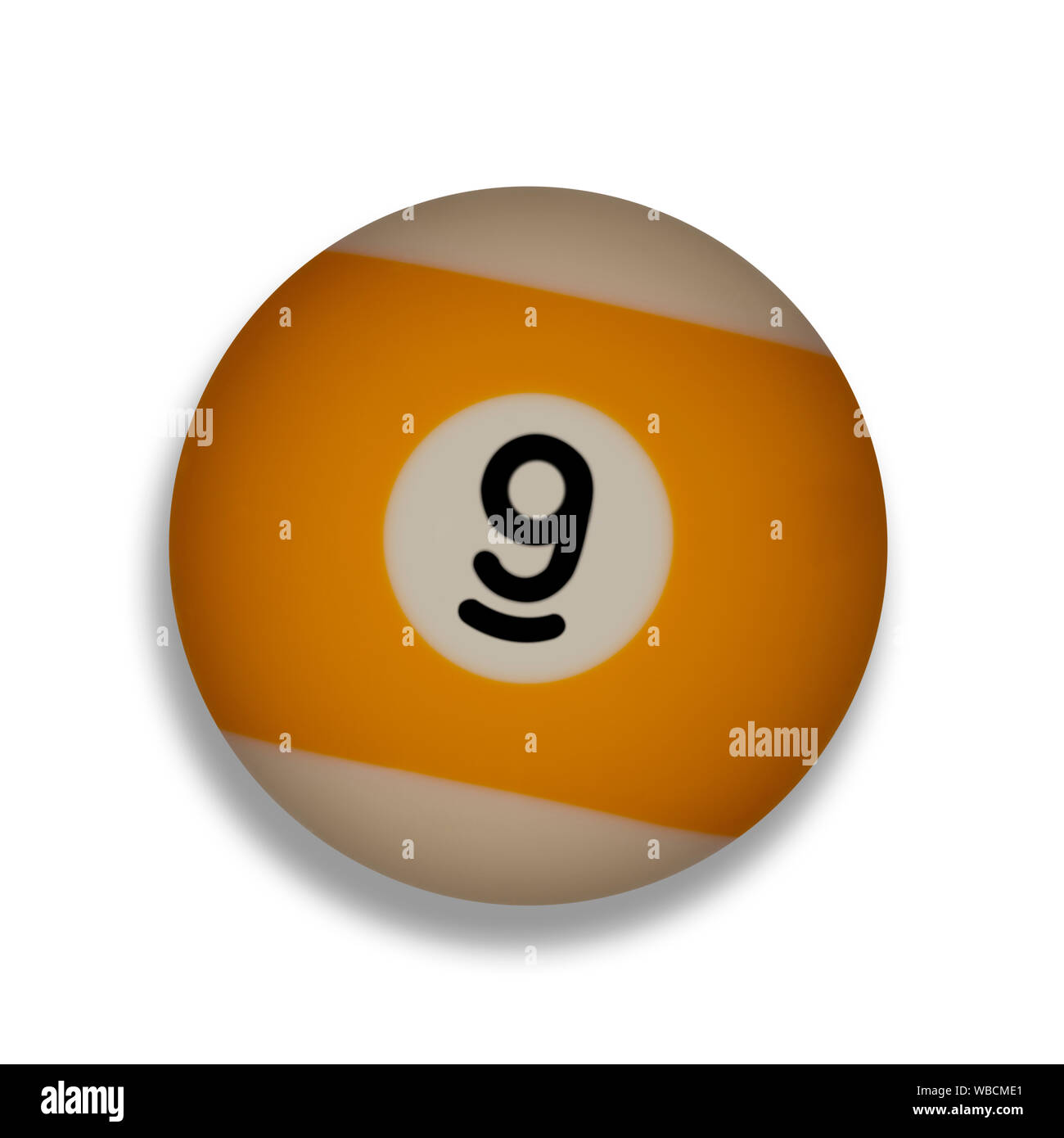 Numero di isolati 9 piscina giallo palla, con ombra su sfondo bianco Foto Stock