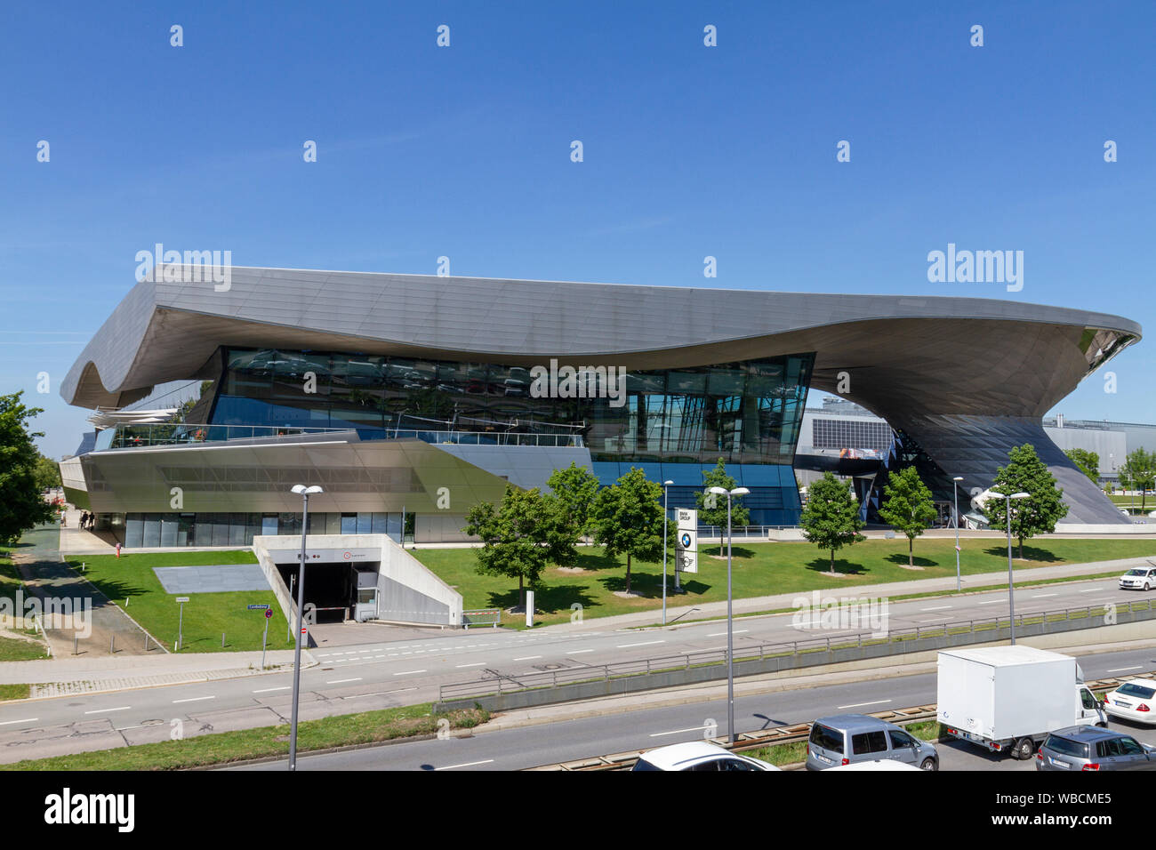 Il BMW Welt, una mostra combinata, consegna, avventura, museo e luogo di ritrovo per eventi, situato accanto alla fabbrica BMW di Monaco di Baviera, Germania. Foto Stock