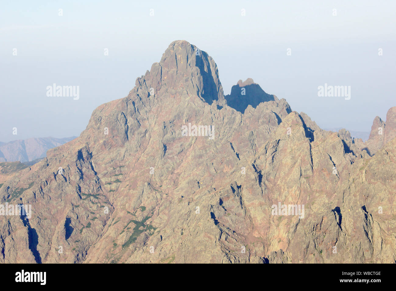 Paglia Orba north face nella luce del mattino dalla salita di Bocca Crucetta / Pointe Eboulis / Monte Cinto dal Rifugio de Tighiettu, Francia, Corsica, GR20 Foto Stock