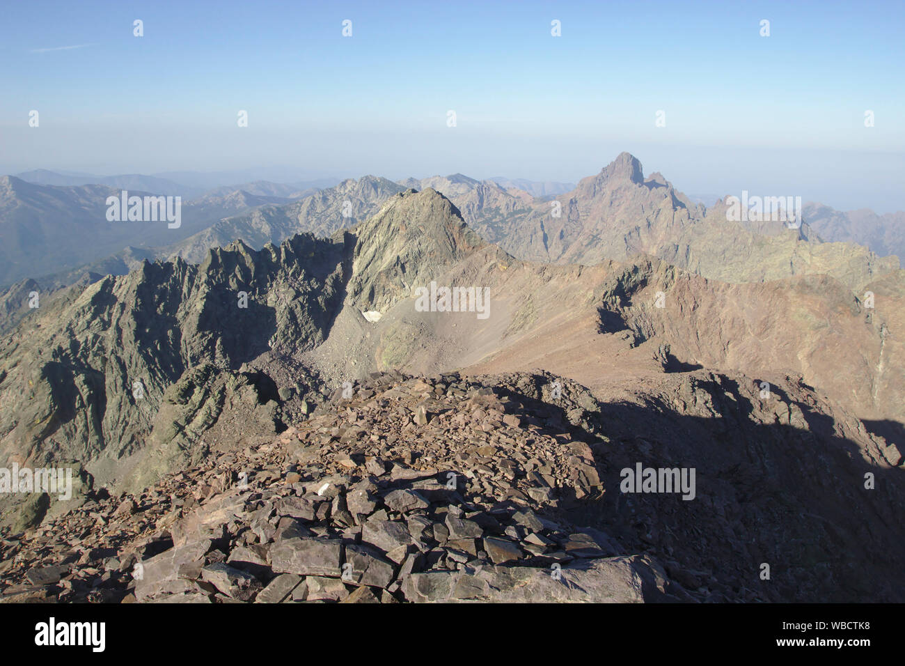 Vista di Paglia Orba dalla Pointe des Eboulis vicino Monte Cinto, Francia, Corsica, GR20 Foto Stock