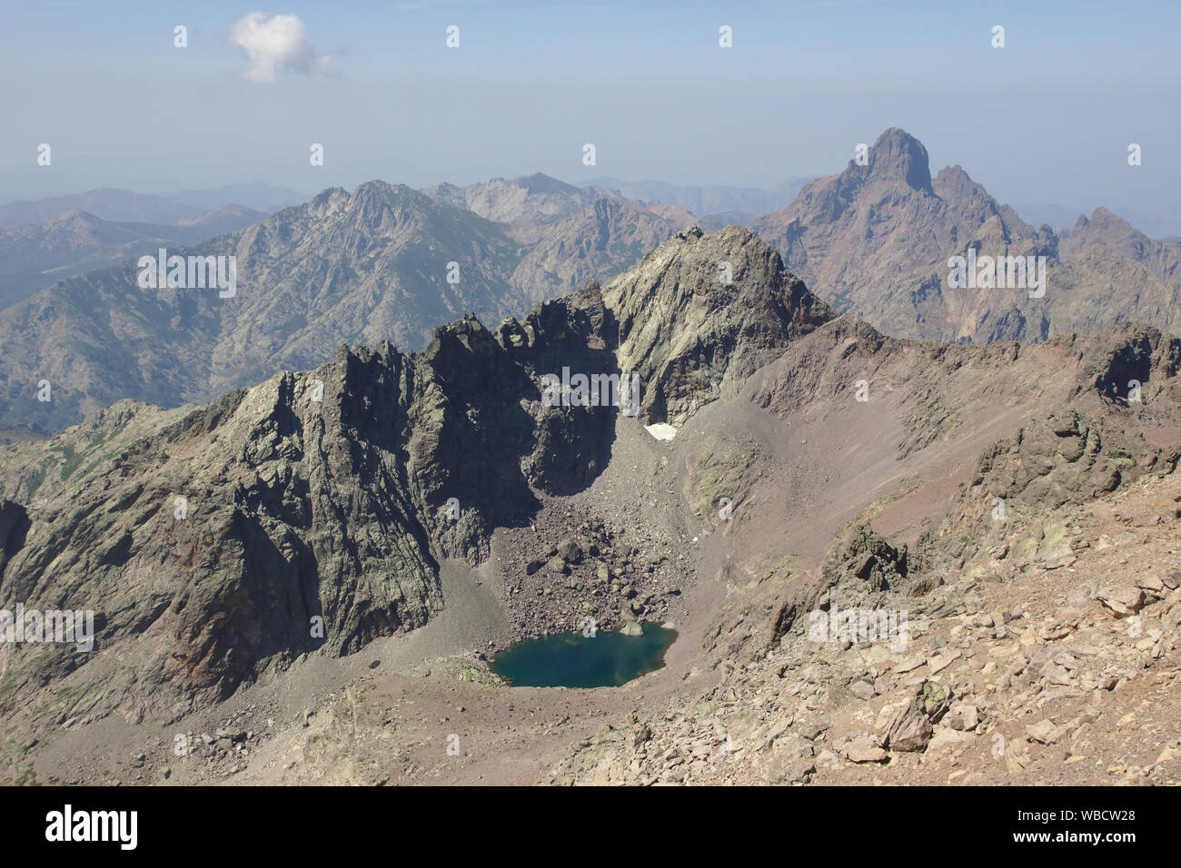Lac de Cinto e Paglia Orba dal Monte Cinto sidepeak, Francia, Corsica Foto Stock