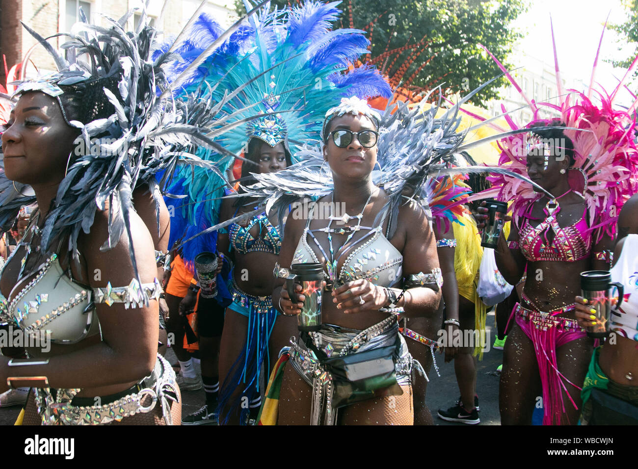 A Notting Hill, Londra, Regno Unito. Il 26 agosto 2019. Gli artisti interpreti o esecutori vestito di coloratissimi costumi sfumato prendere parte all'annuale carnevale di Notting Hill parade . Più di 2 milioni di persone sono attese a frequentare l'Europa il più grande partito di strada su due giornate del weekend festivo Credito: amer ghazzal/Alamy Live News Foto Stock
