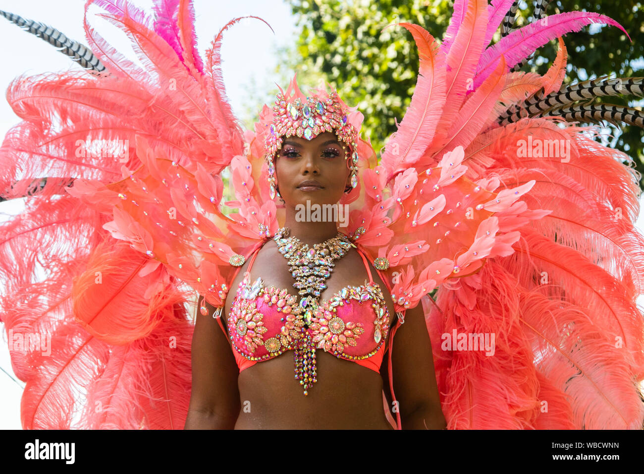 A Notting Hill, Londra, Regno Unito. Il 26 agosto 2019. Gli artisti interpreti o esecutori vestito di coloratissimi costumi sfumato prendere parte all'annuale carnevale di Notting Hill parade . Più di 2 milioni di persone sono attese a frequentare l'Europa il più grande partito di strada su due giornate del weekend festivo Credito: amer ghazzal/Alamy Live News Foto Stock