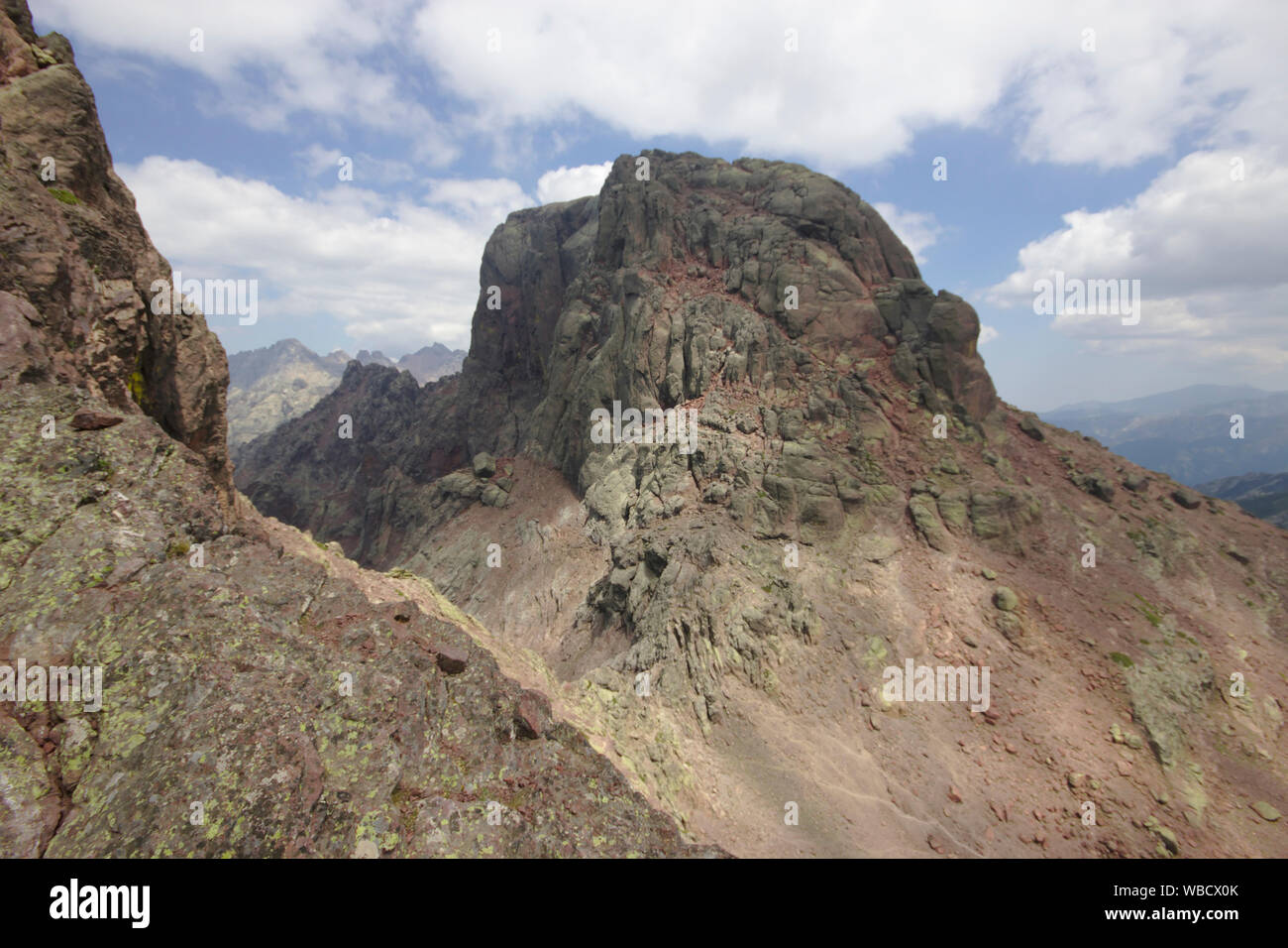 Paglia Orba visto dalla finestra di roccia di Capu Tafunatu, Francia, Corsica Foto Stock