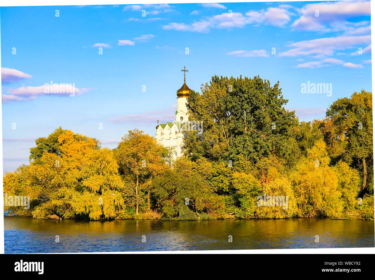 Autunno bello e mite nel fiume, Chiesa Cristiana nell'isola, cadono paesaggio. Il calendario delle stagioni, Ottobre, Novembre. Dnipro City, Ucraina Foto Stock