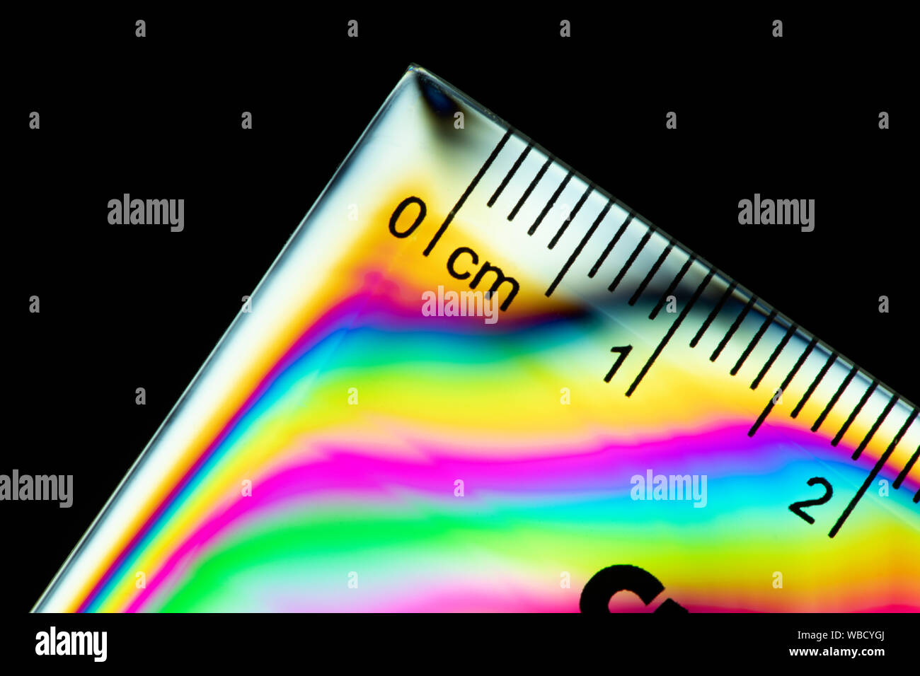 Croce immagine polarizzata della geometria di una squadra che mostra i colorati modelli di accentazione in plastica Foto Stock