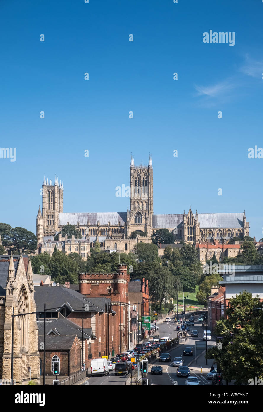 Paesaggio urbano elevati vista del gotico storica Cattedrale di Lincoln, città di Lincoln, Lincolnshire, Regno Unito Foto Stock
