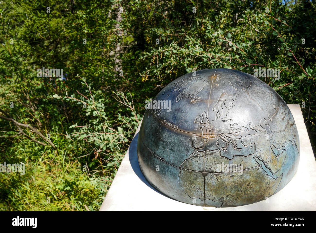 Monumento eretto sul sito di il quarantacinquesimo parallelo, Vercors altopiano, vicino Corrençon, Isere, Francia Foto Stock