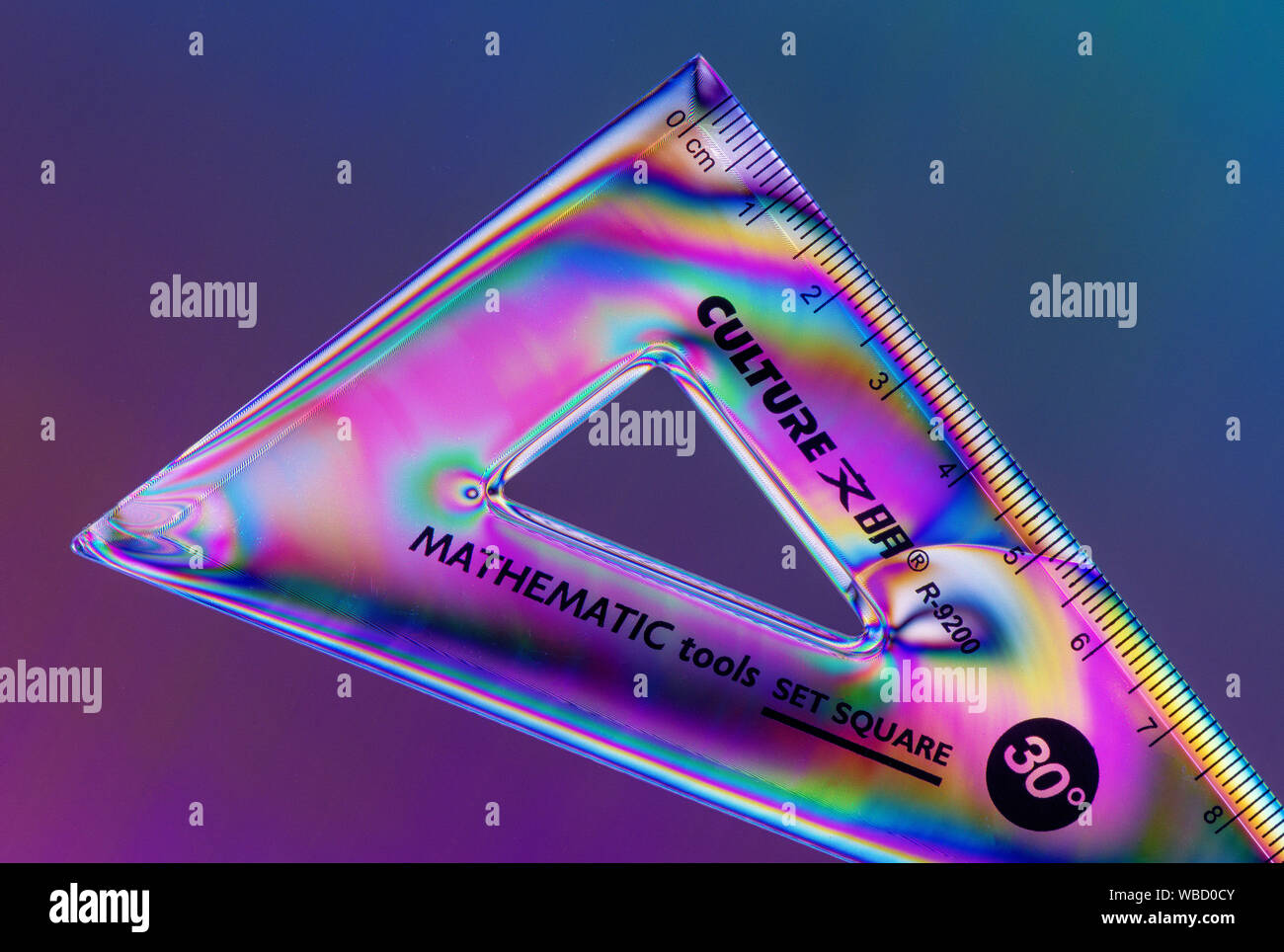 Croce immagine polarizzata della geometria di una squadra che mostra i  colorati modelli di accentazione in plastica Foto stock - Alamy