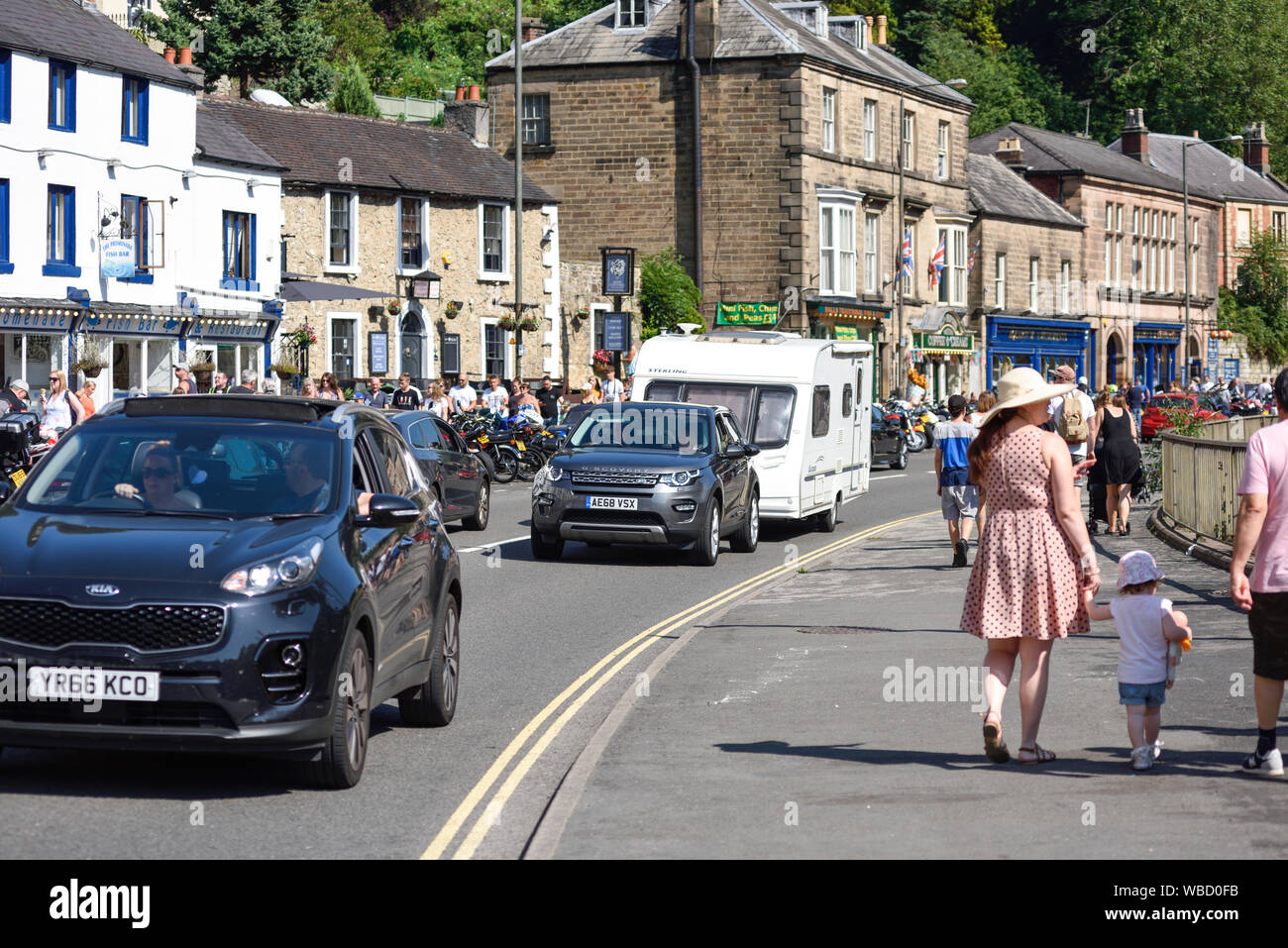 Matlock Bath, Derbyshire, Regno Unito: 26 agosto 2019. Ondata di caldo temperatura mal di alta venti su lunedì festivo. Le persone godono di un gelato lungo la passeggiata a mare e una gita in barca lungo il Fiume Derwent. Credito: Ian Francesco/Alamy Live News Foto Stock