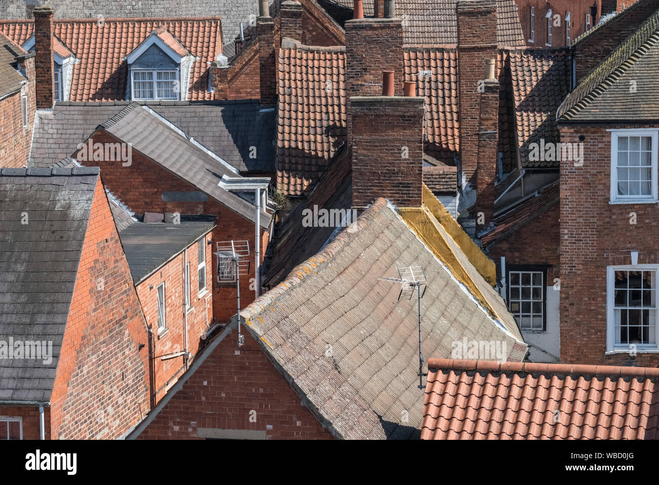 Vista in elevazione del congestionato ad alta densità di costruzione di tetti, Lincoln. Lincolnshire, Regno Unito Foto Stock
