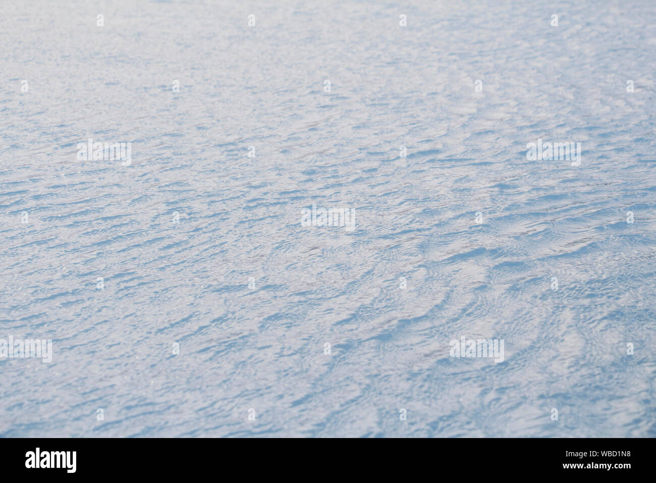 Blu acqua in piscina. Piscina Blu acqua increspata. Acque azzurre del mare. Non vi è nessuno. Sfondo, cartolina. Foto Stock