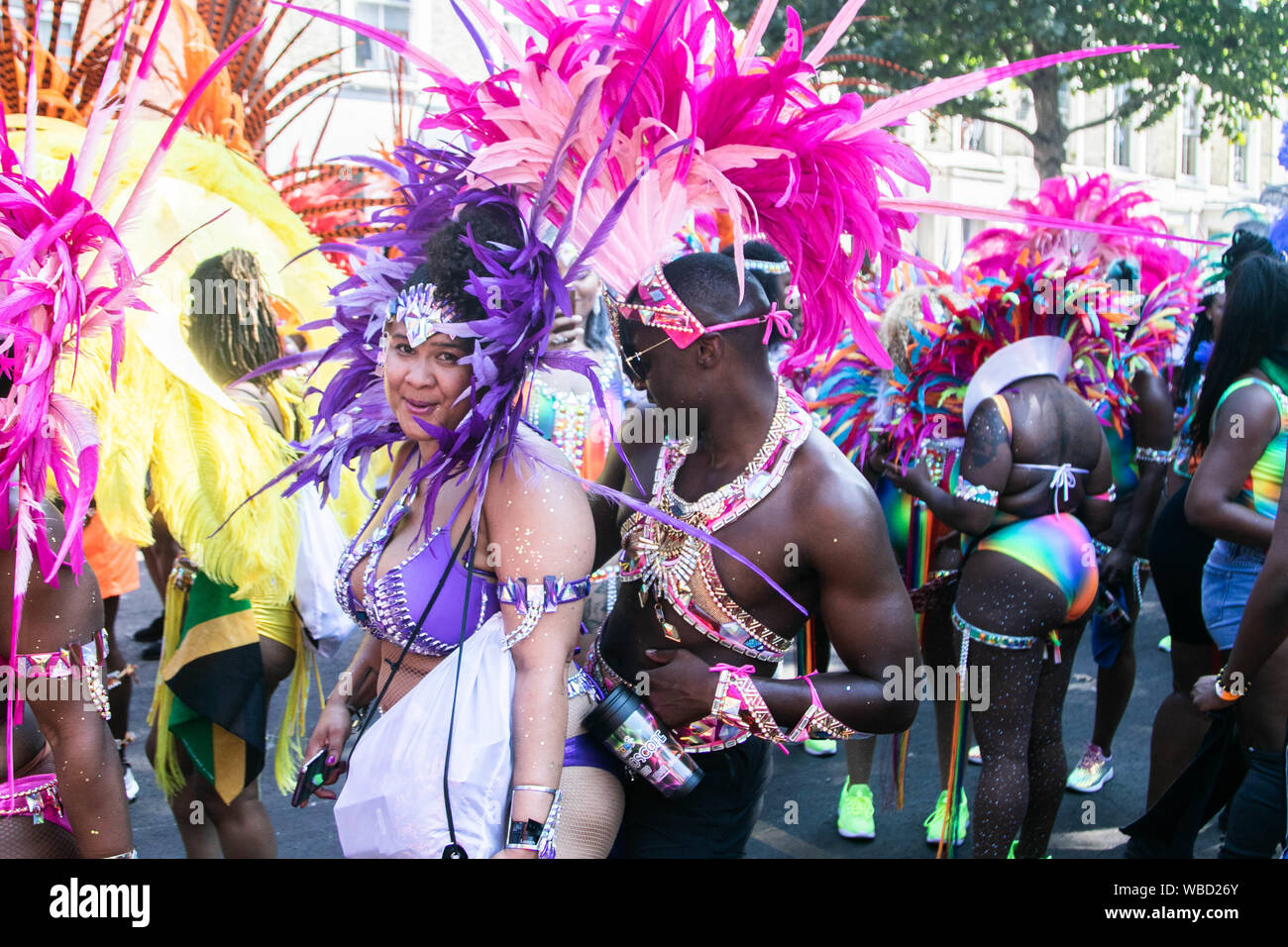 A Notting Hill, Londra, Regno Unito. Il 26 agosto 2019. Gli artisti interpreti o esecutori vestito di coloratissimi costumi sfumato prendere parte all'annuale carnevale di Notting Hill parade . Più di 2 milioni di persone sono attese a frequentare l'Europa il più grande partito di strada su due giornate del weekend festivo Credito: amer ghazzal/Alamy Live News Foto Stock
