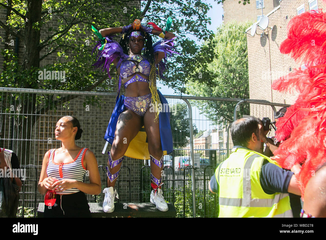 A Notting Hill, Londra, Regno Unito. Il 26 agosto 2019. Gli artisti interpreti o esecutori vestito di coloratissimi costumi sfumato prendere parte all'annuale carnevale di Notting Hill parade . Più di 2 milioni di persone sono attese a frequentare l'Europa il più grande partito di strada su due giornate del weekend festivo Credito: amer ghazzal/Alamy Live News Foto Stock