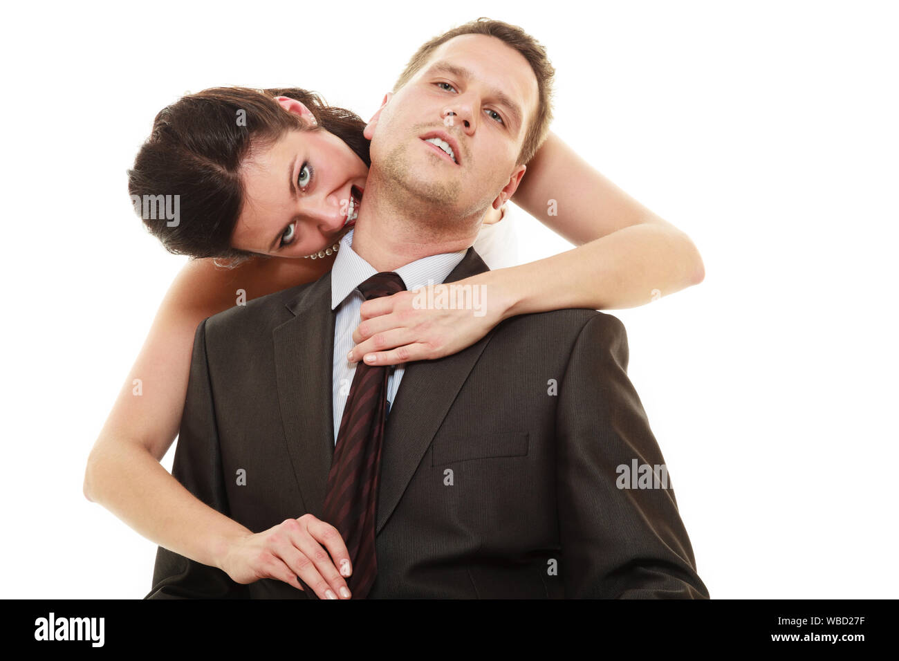 Emancipazione. Donna tirando il tirante dell'uomo, moglie mostrando il suo dominio su marito isolato su bianco. Foto Stock