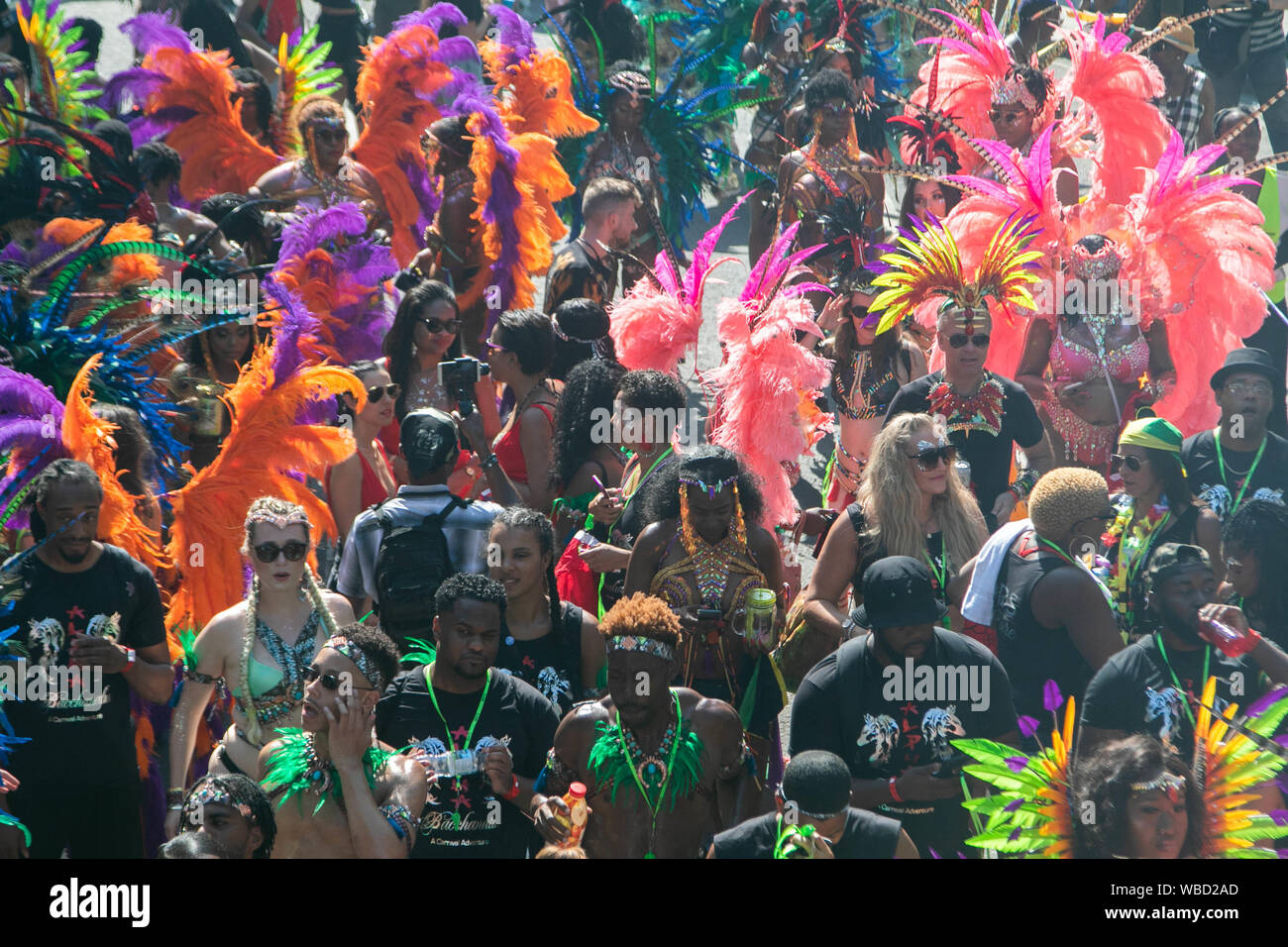 A Notting Hill, Londra, Regno Unito. Il 26 agosto 2019. Gli artisti interpreti o esecutori vestito di coloratissimi costumi sfumato prendere parte all'annuale carnevale di Notting Hill parade . Più di 2 milioni di persone sono attese a frequentare l'Europa il più grande partito di strada su due giornate del weekend festivo Credito: amer ghazzal/Alamy Live News Foto Stock