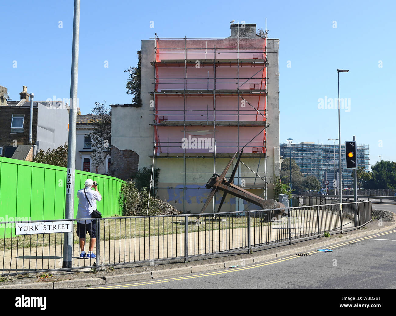 Un Brexit-tema Banksy murale nel dover che è stata misteriosamente coperto con vernice bianca e ponteggi. L'illustrazione è apparso su un ex divertimento arcade vicino a Dover occupato dal terminal dei traghetti nel maggio 2017 e mostrava una bandiera UE con un operaio chipping lontano una delle stelle. Foto Stock