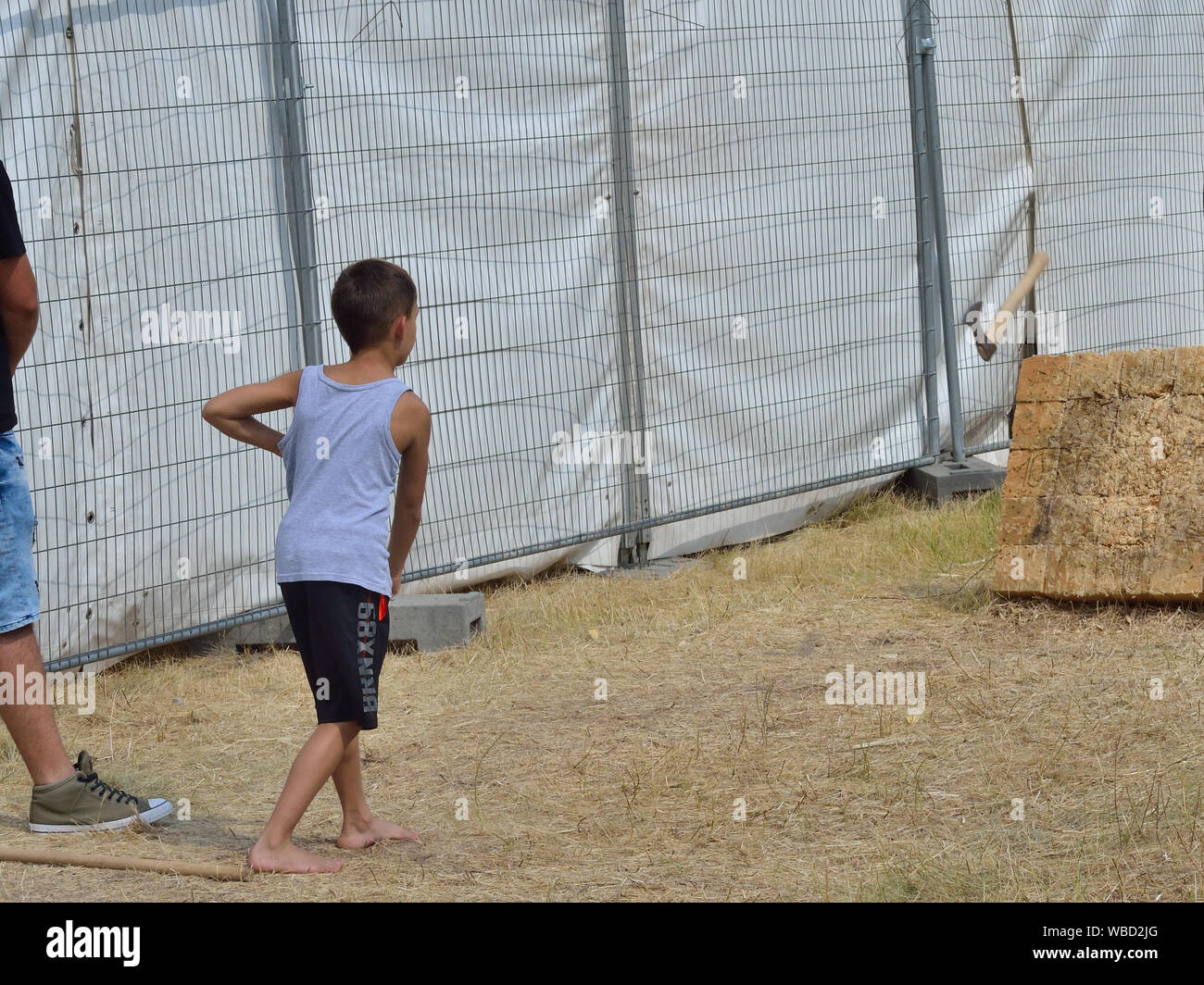 Kid gettando un ax. Il terzo giorno del international festival medievale 'appena fuori' in Manasija, Despotovac, Serbia, Europa 25 Ago 2019 Foto Stock