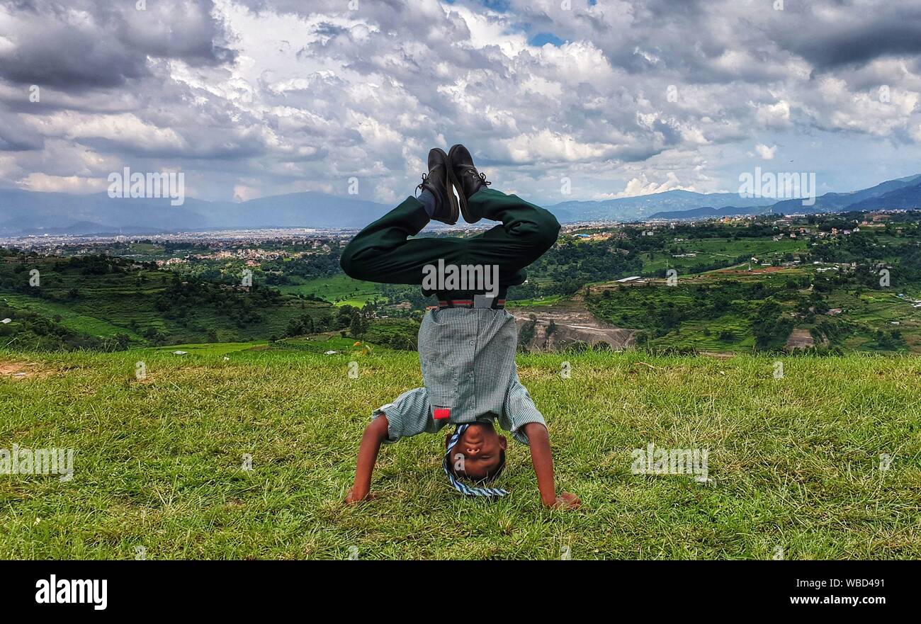 Kathmandu, Nepal. 26 Ago, 2019. Un ragazzo mostra le abilità acrobatiche vicino al laghetto Chandrajyoti a Saukhel vicino Pharping, a circa 20 km dalla capitale Kathmandu, Nepal, Agosto 26, 2019. Credito: Xinhua/Alamy Live News Foto Stock
