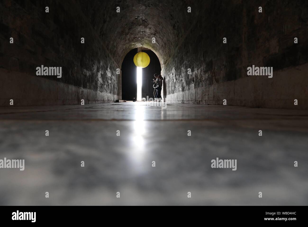 (190826) -- HANOI, Agosto 26, 2019 (Xinhua) -- foto scattata su agosto 23, 2019 mostra una vista interna di Doan Mon (Sud) di gate della cittadella imperiale di Thang Long in Vietnam nel suo capitale Hanoi. La cittadella imperiale di Thang Long fu costruito nel XI secolo. Situato nel cuore di Hanoi, il settore centrale della cittadella imperiale di Thang Long è stata iscritta nella Lista del Patrimonio Mondiale dell'Umanità dall'UNESCO nel 2010. (Xinhua/Wang Di) Foto Stock