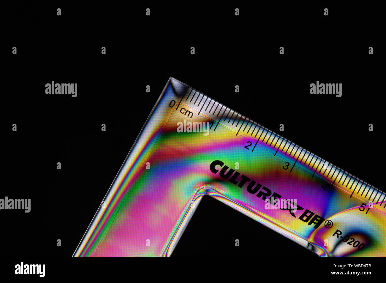 Croce immagine polarizzata della geometria di una squadra che mostra i colorati modelli di accentazione in plastica Foto Stock