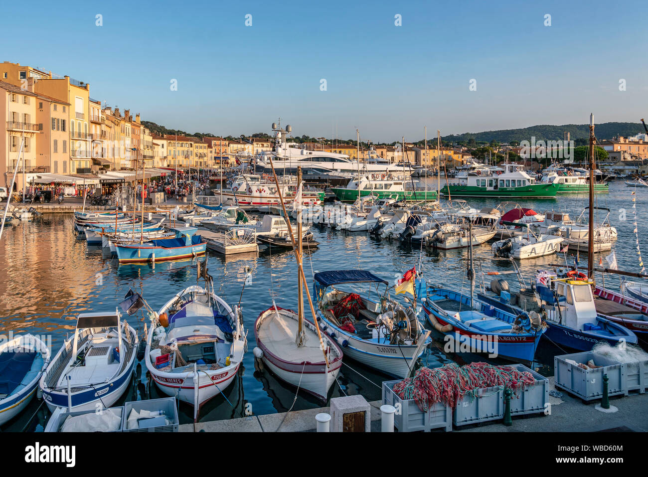La pesca barche e yacht sulla banchina di Saint Tropez, Var, Cote d'Azur, in Francia del sud, Francia, Foto Stock