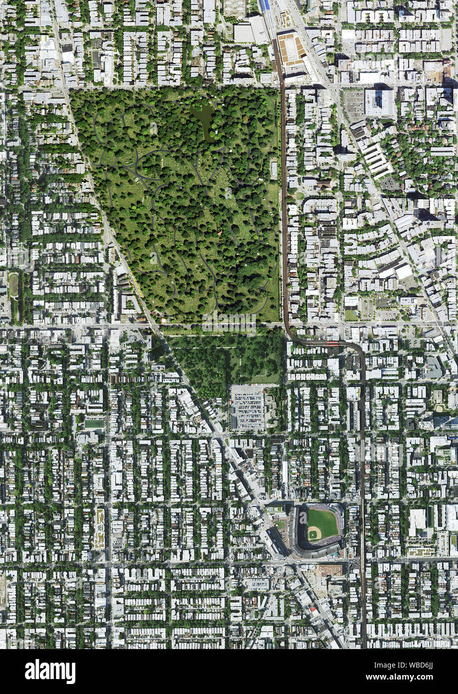 La fotografia aerea di Wrigley Field e il cimitero di Graceland, Chicago, Illinois, Stati Uniti d'America. Immagine raccolta il 3 settembre 2017. Foto Stock