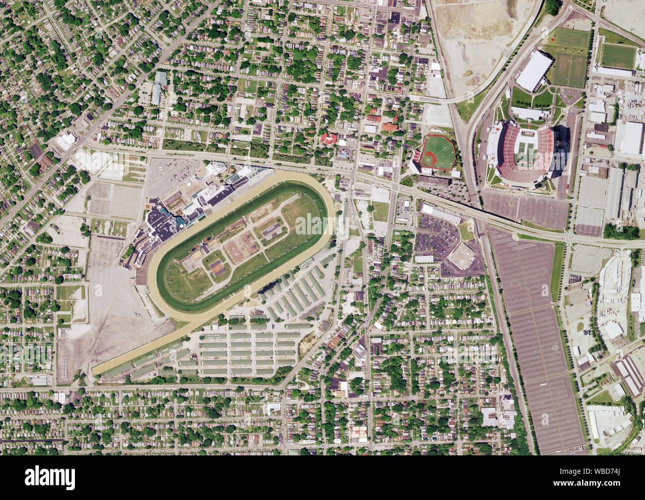 La fotografia aerea di Churchill Downs e il Cardinale Stadium, Louisville, Kentucky, Stati Uniti d'America. Immagine raccolta il 23 maggio 2016. Foto Stock